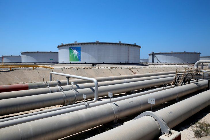 FOTO DE ARCHIVO: Vista general de los tanques de Aramco y el oleoducto en la refinería de petróleo y la terminal de petróleo de Ras Tanura de Saudi Aramco en Arabia Saudita, 21 de mayo de 2018.