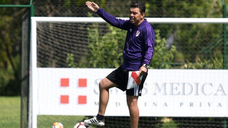 Gallardo probó con Mora por si Scocco no llega