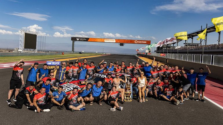 Urcera junto a todo el equipo Maquin Parts y su familia.