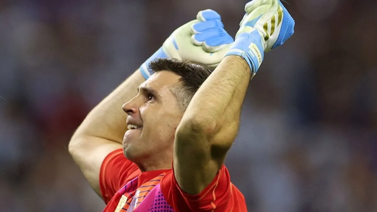 Dibu Martínez atajó dos penales en la tanda ante Ecuador.