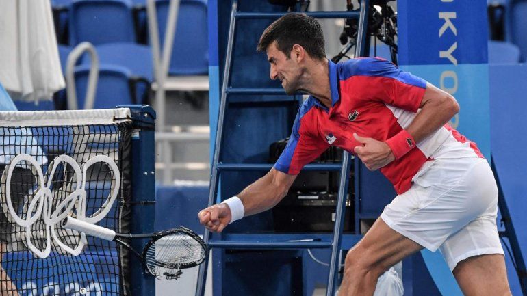 El peor Djokovic: perdió el bronce, revoleó raqueta y plantó a su compañera de dobles