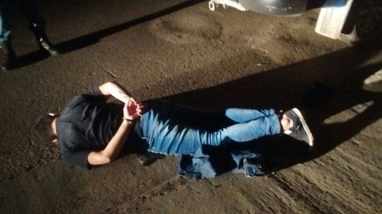 Uno de los sospechosos detenido por robar en la Shell de Centenario.