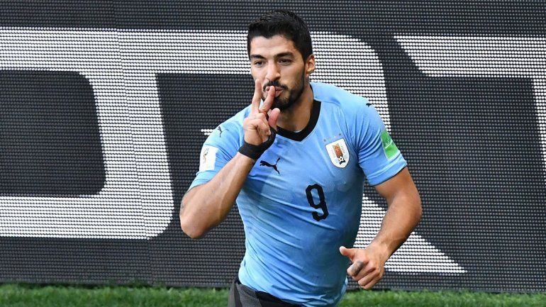 Uruguay goleó a Rusia y se quedó con el grupo A