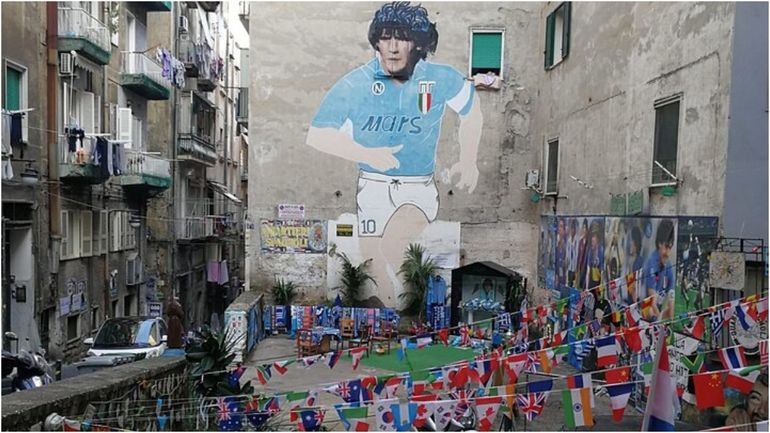 Video: la invasión de turistas para visitar el mural a Diego Maradona en Napoli