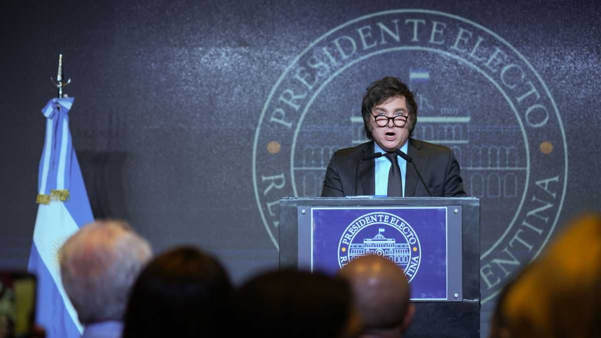 Javier Milei, el outsider que tiñó el país de violeta thumbnail