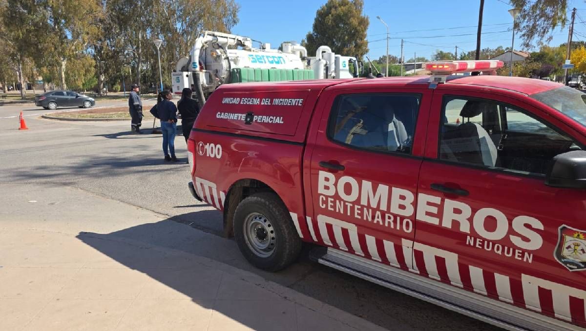 Bomberos acudieron al registro de cloacas ante el taponamiento y la denuncia de vecinos. Foto: Centenario Digital.