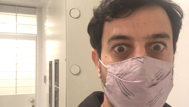 Quedó olvidado en la zona de las cajas de seguridad de un banco y pidió ayuda por las redes