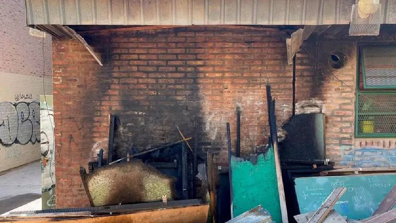 El incendio en el edificio del CPEM 25 de la ciudad de Neuquén. Se cree fue intencional.