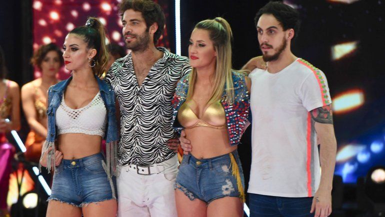 Mica les saltó al cuello