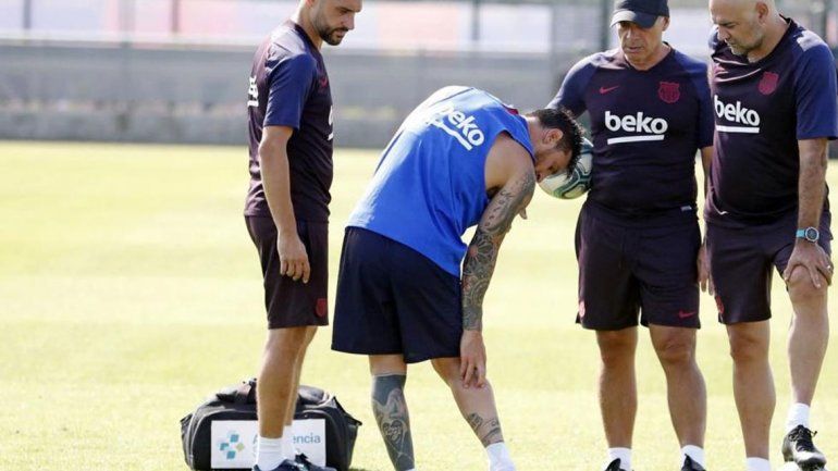 Messi volvió de las vacaciones y se lesionó en el primer entrenamiento con el Barça
