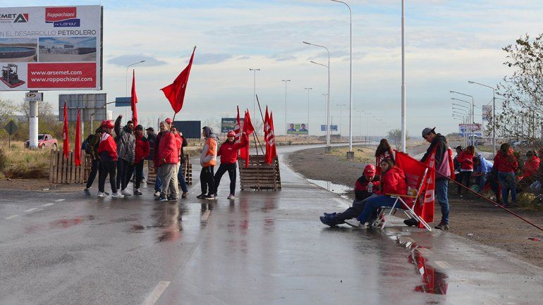 Ceramistas cortan la Ruta 7 por un reclamo al gobierno provincial y hay caos de tránsito