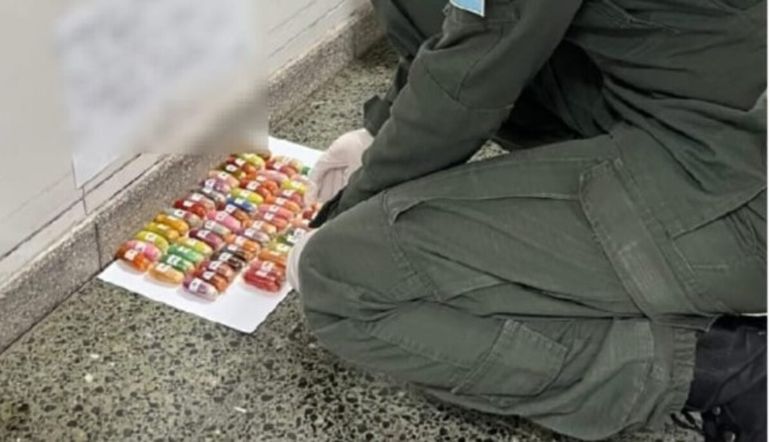 El hombre circulaba en un colectivo de larga distancia.