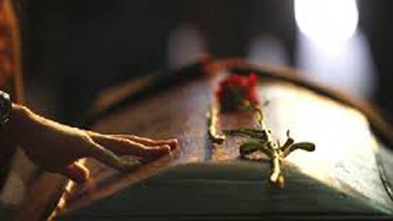 Irrumpieron en un velatorio para hacerle la autopsia al muerto