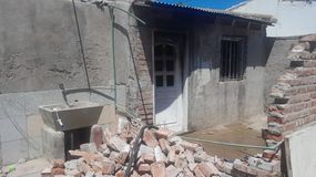 DEtrás de la puerta trasera se encontraba la víctima del incendio en Plottier.