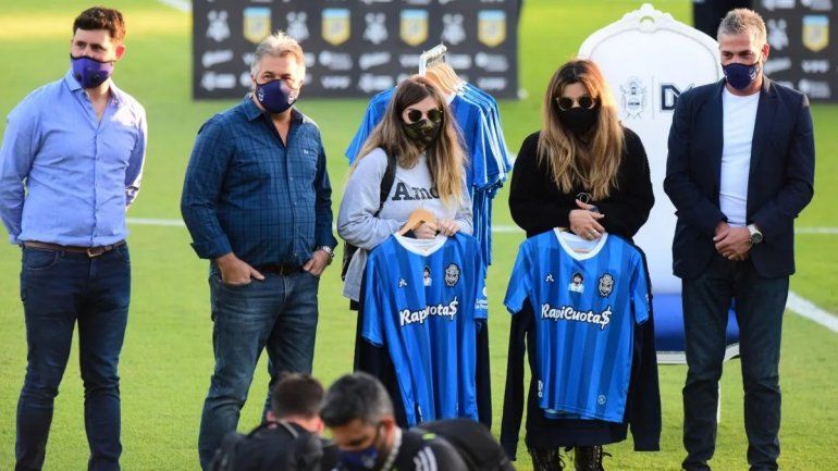 Dalma y Gianina en otro emotivo homenaje.