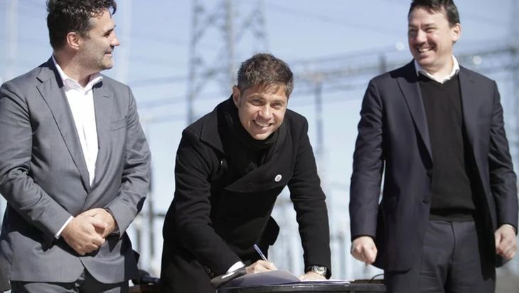 El gobernador de Buenos Aires, Axel Kicillof, junto al secretario de Energía de la Nación, Darío Martínez, y el responsable de Energía Eléctrica, Federico Basualdo.