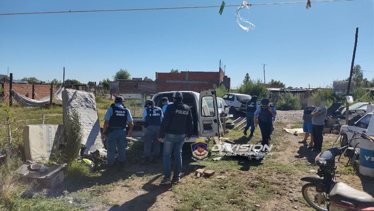Tenía dos vehículos robados en el patio de su casa
