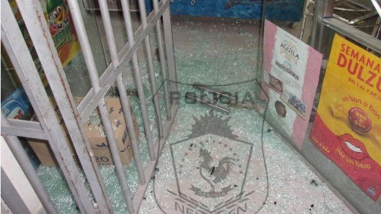 Cuando llegó la Policía había vidrios rotos de la puerta por todos lados.