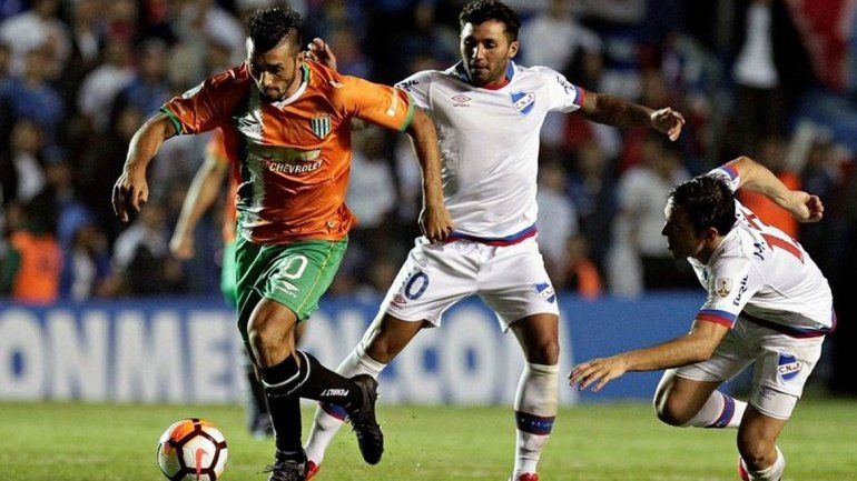 La jugada del escandaloso penal que no le cobraron a Banfield. El neuquino Sporle descargó su bronca vía LMN.