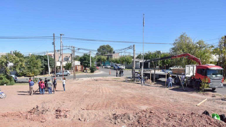 Tensión: vecinos resisten el desalojo de una canchita 