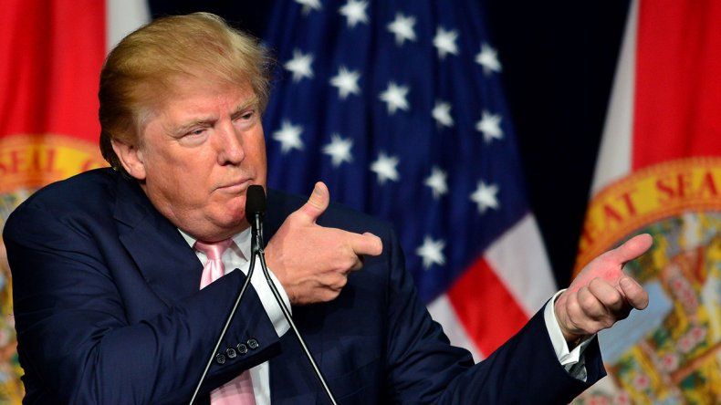 Trump sugirió que baleen las piernas de los inmigrantes