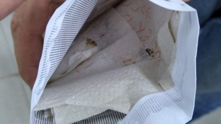 ¡Qué asco! En el recuento de votos se dieron con materia fecal en un sobre