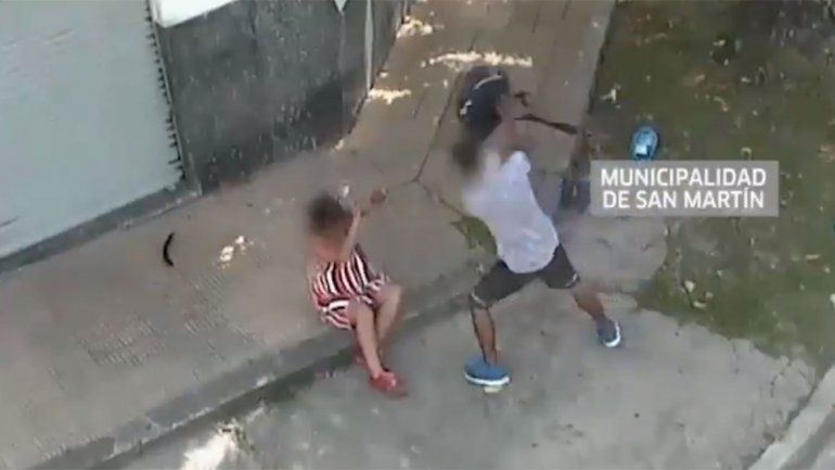 Video: cámaras de seguridad captaron atroz golpiza de un hombre a una mujer
