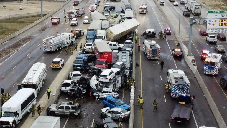 Increíble choque de 100 autos en Texas deja 5 personas muertas y decenas de heridos