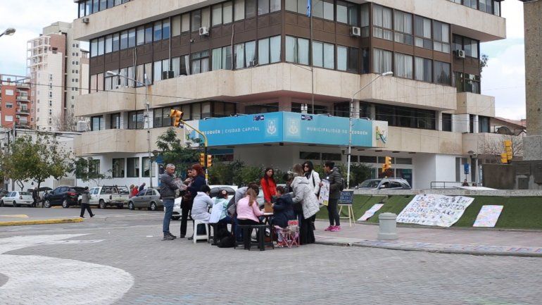 Un grupo de padres dio una clase en el centro para reclamar la solución del conflicto docente