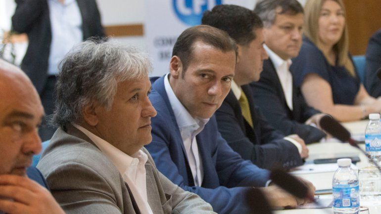 El gobernador Omar Gutiérrez estuvo ayer en Buenos Aires por la discusión del salario de los docentes. En Neuquén convocó a todos los gremios estatales para el 17 de febrero.