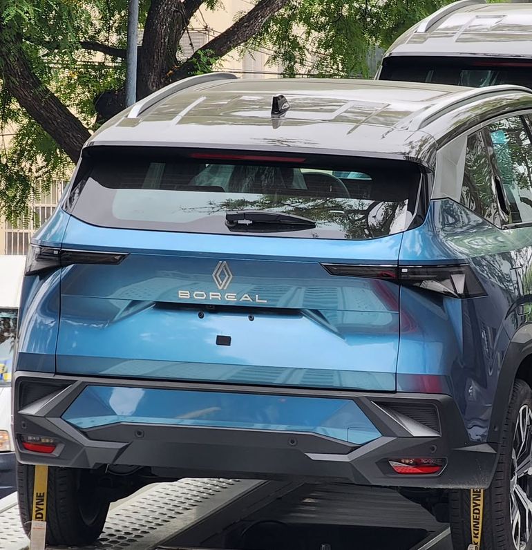 La luneta elevada y el alerón integrado son rasgos distintivos de la parte trasera del nuevo Renault Boreal. Foto: Instagram @cuerpomariposa La luneta elevada y el alerón integrado son rasgos distintivos de la parte trasera del nuevo Renault Boreal. Foto: Instagram @cuerpomariposa