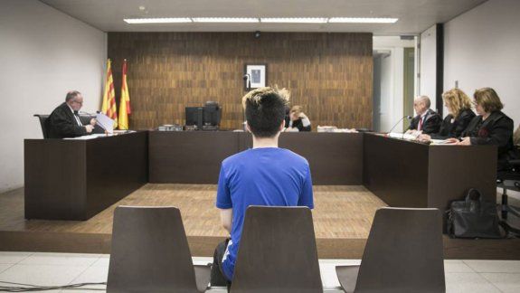 Youtuber humilló a un indigente y recibió la peor condena: la Justicia le cerró el canal