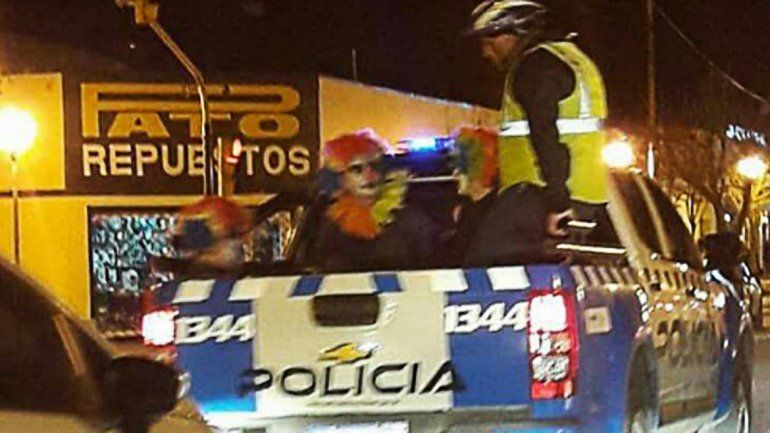 Polémica: se los llevó la Policía por disfrazarse de payasos