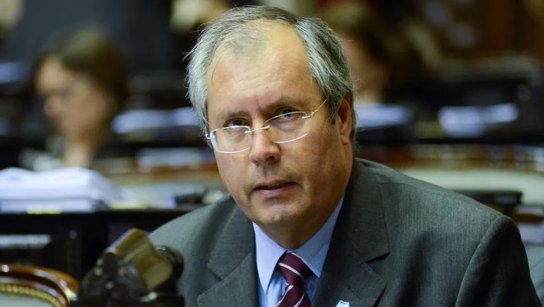 Olivares recibió un tiro en el abdomen que lo dejó herido de gravedad y tres días después falleció. Olivares recibió un tiro en el abdomen que lo dejó herido de gravedad y tres días después falleció.