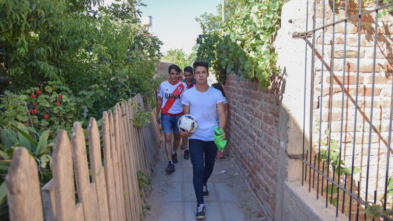 Mati Moya nos recibió en su casa cuando vino al pago en diciembre. Ayer elogió la tapa de Deportes que lo tuvo como protagonista.