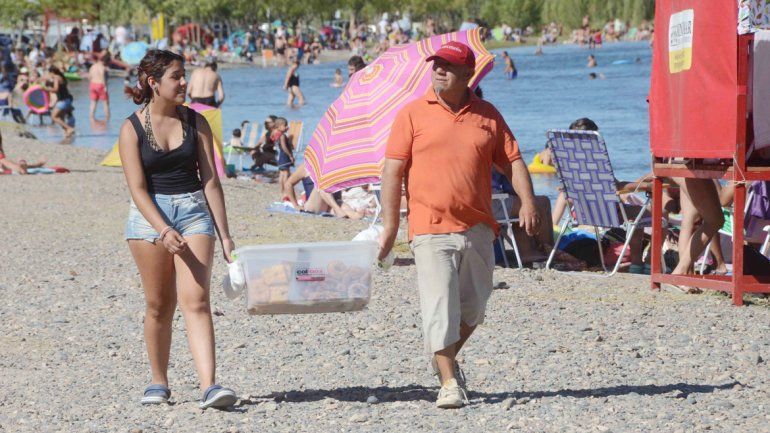 Juan (arriba) vende tortas fritas y rosquitas junto a su hija Catalina en el Gatica. Teresa (abajo) ofrece sus alfajores de maicena