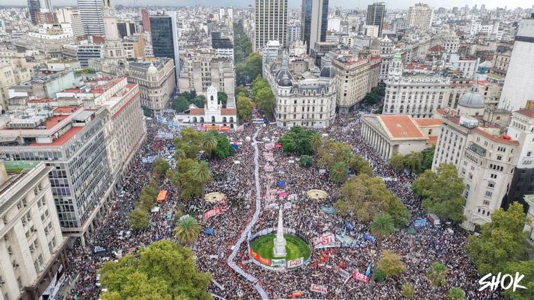 Multitudinaria marcha por el Día de la Memoria en Plaza de Mayo. Foto: Shok.