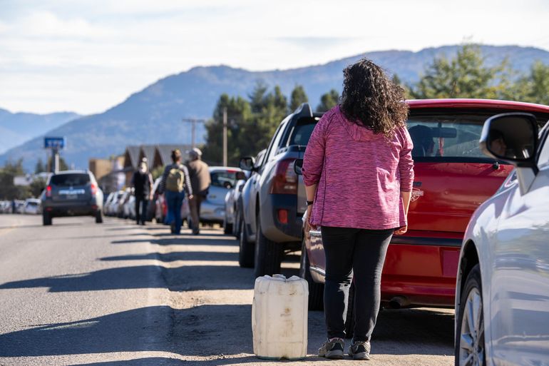 Debido al reclamo de los trabajadores de la salud, hubo escasez de combustible en la región y se formaban largas filas en las estaciones de servicio.