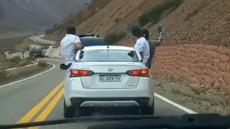 Por una selfie, cuatro turistas brasileños casi ocasionan un accidente en Mendoza