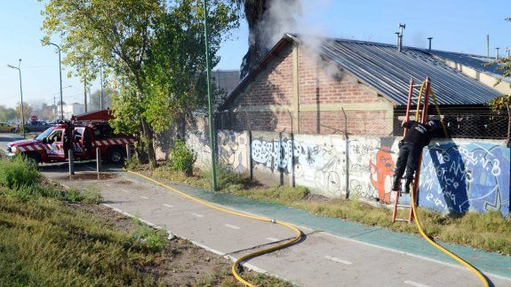 La vivienda sufrió graves daños por las llamas. Todos se salvaron de milagro.