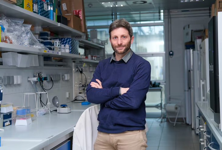 El investigador Nicola Segata, en su laboratorio de la Universidad de Trento, en Italia.Federico Nardelli/UniTrento