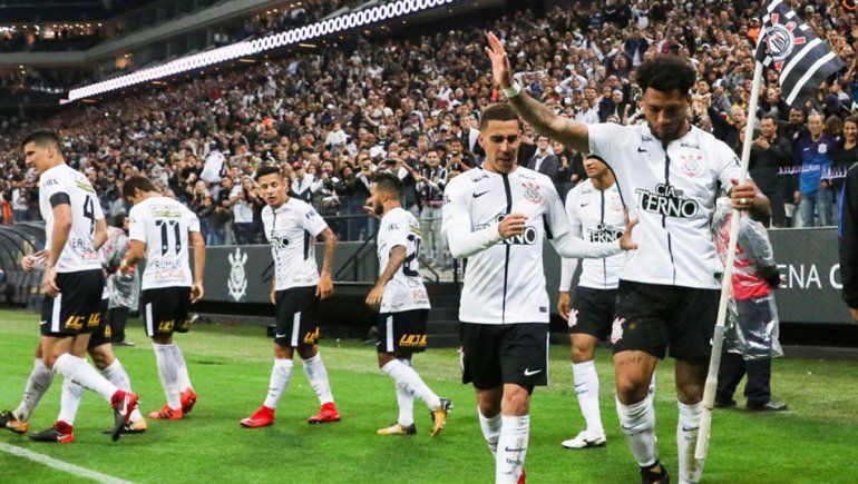 Ocho jugadores de Corinthians dieron positivo antes de volver a entrenar
