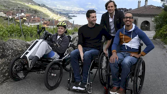 Tres parapléjicos vuelven a caminar con implantes