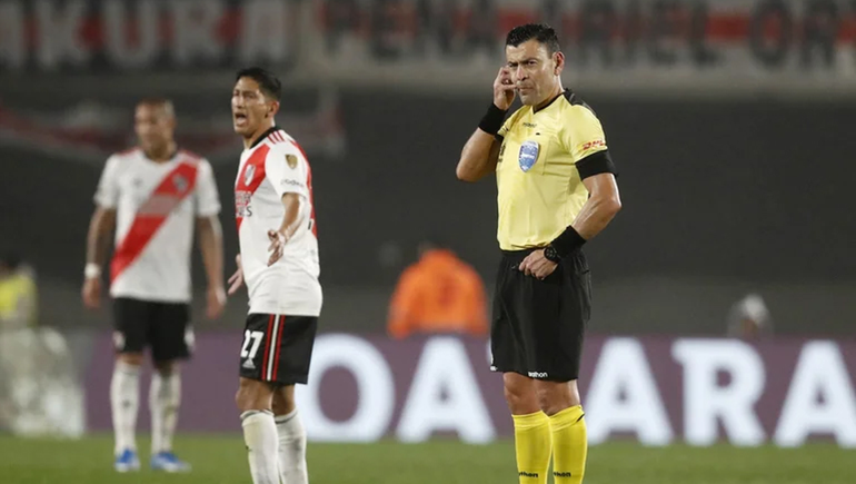 El árbitro Tobar rompió el silencio tras el polémico gol anulado a Suárez