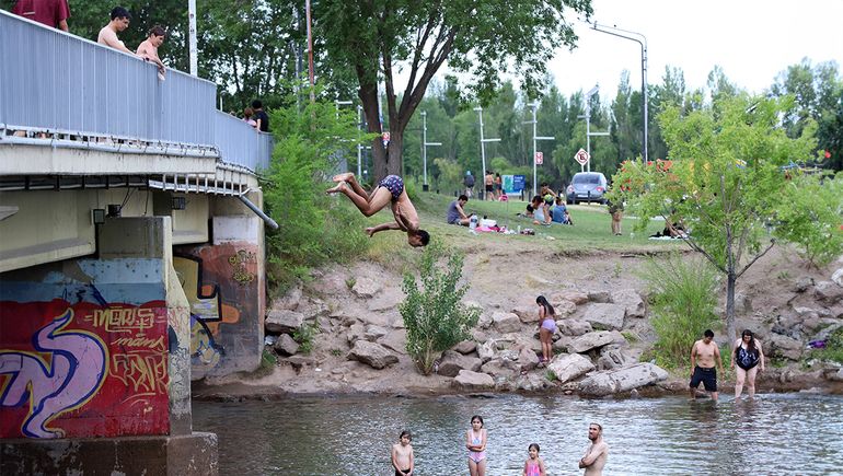 En 10 fotos: pese a las advertencias, así siguen desafiando el peligro en la Isla 132