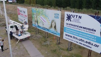 La Muni comenzó a sacar carteles publicitarios de la Ruta 22.