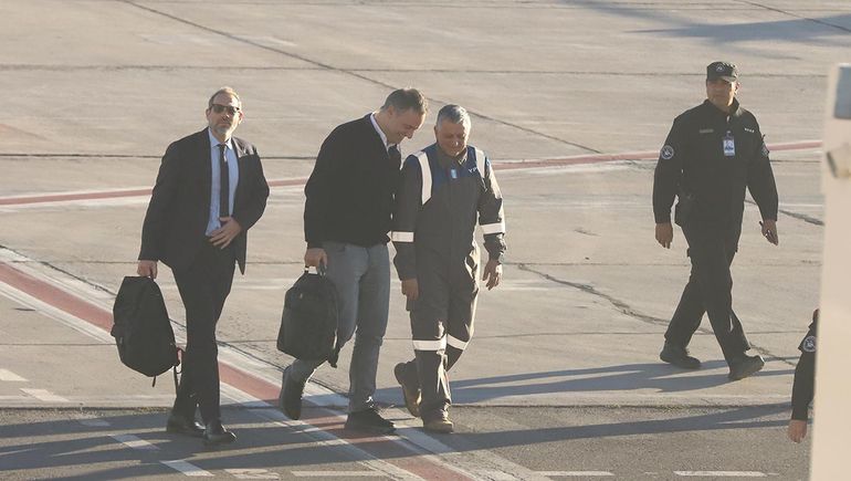 Manuel Adorni y Karina Milei ya están en Neuquén: las fotos y el vuelo a Vaca Muerta