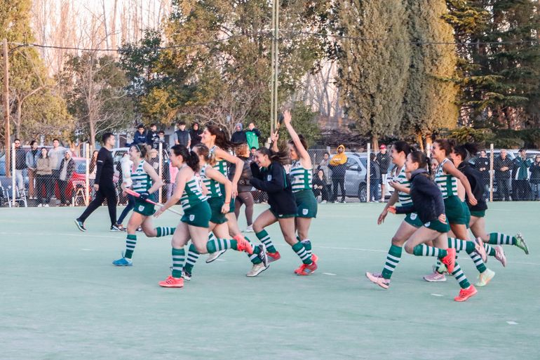 Las campeonas en plena carrera para celebrar tras la infartante definición.