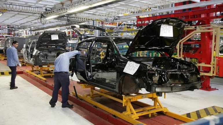 En picada: la producción nacional de autos bajó 15% en un año