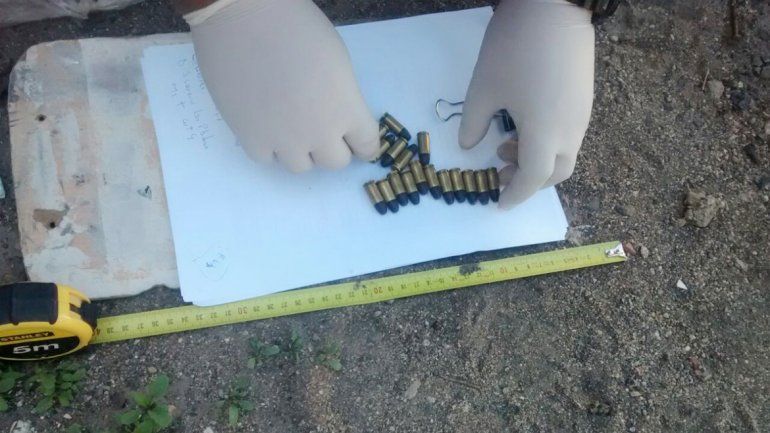 Arriba: los proyectiles teflonados. Abajo: una de las armas incautadas.